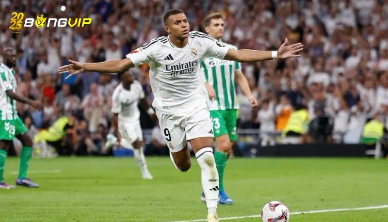 Mbappe đưa Real lên đỉnh bảng La Liga bằng cú đúp